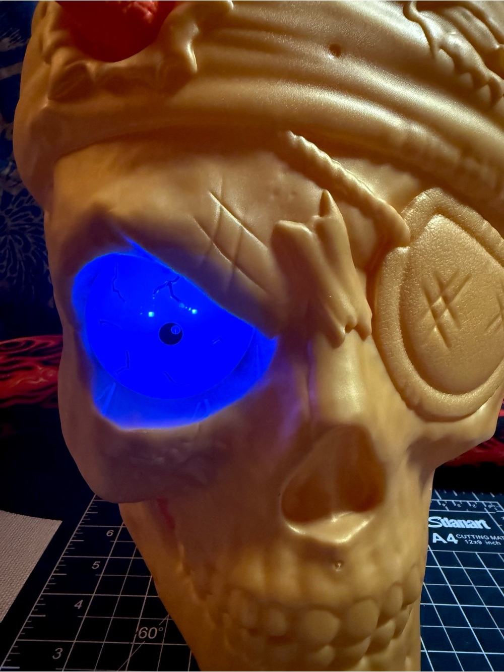 ZURU Giant Skull Flashing Eye Color Change Talks Halloween Blow Mold